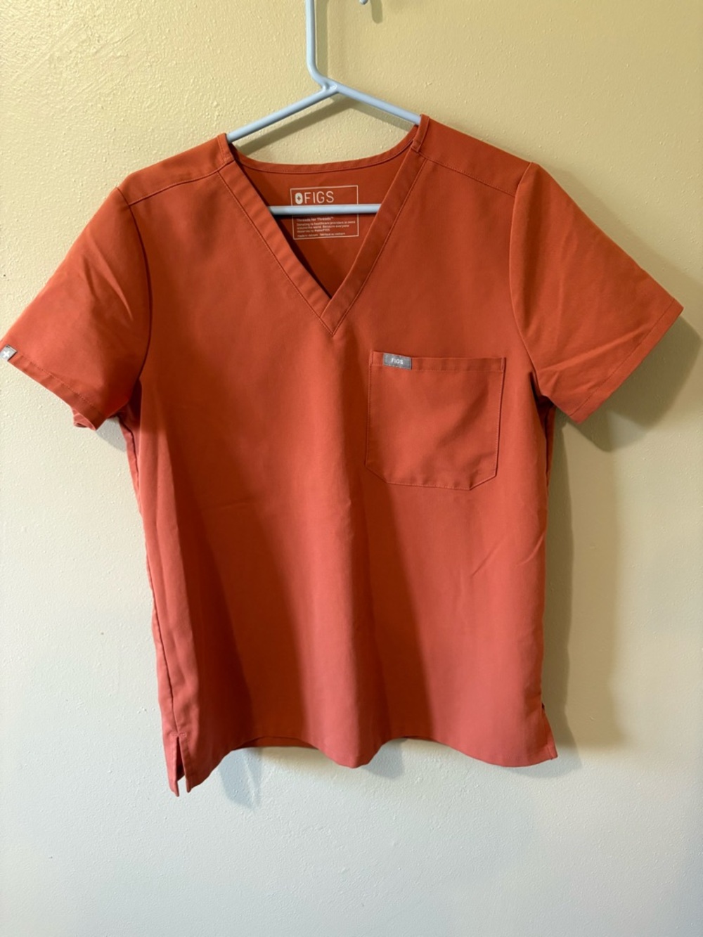 Figs Catarina One Pocket Scrub Top in Spiced Cider Womens size Medium